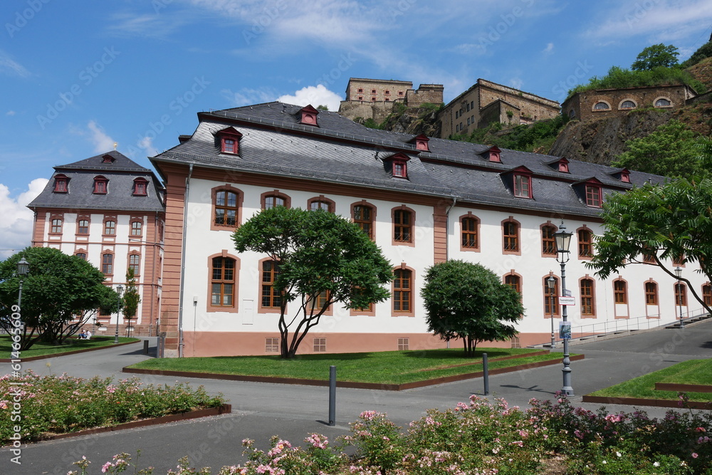 Barocke Gebäude unterhalb der Festung Ehrenbreitstein in Koblenz