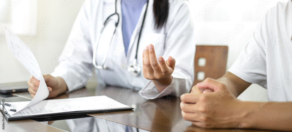 Female doctors who treat patients make an appointment to listen to the results after a physical examination and explain medical information and diagnose the disease. Medical concepts and good health Female doctors who treat patients make an appointment to listen to the results after a physical examination and explain medical information and diagnose the disease. Medical concepts and good health