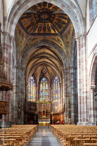 Eglise Saints Pierre et Paul à Obernai, Alsace, France. Photos de l'intérieur avec vitraux