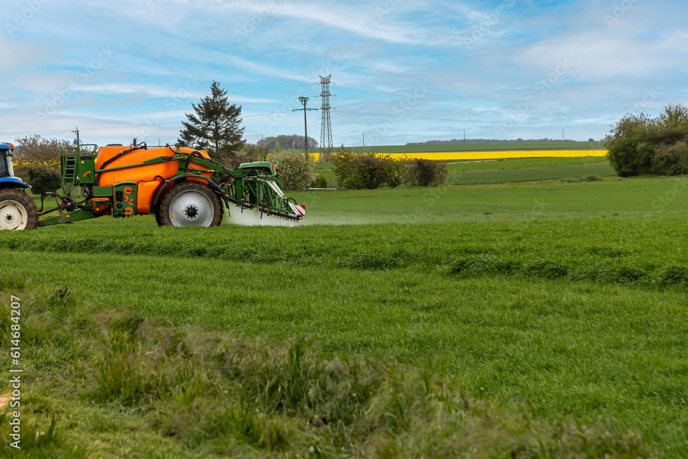 Agriculture intensive conventionnelle - épandage de pesticide sur un champ de céréales au printemps Agriculture intensive conventionnelle - épandage de pesticide sur un champ de céréales au printemps