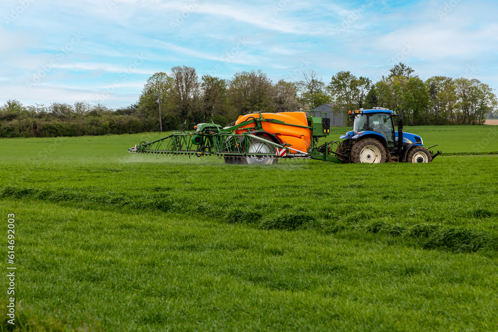 Agriculture intensive conventionnelle - épandage de pesticide sur un champ de céréales au printemps Agriculture intensive conventionnelle - épandage de pesticide sur un champ de céréales au printemps