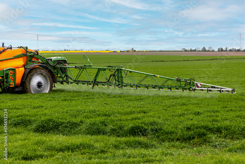 Agriculture intensive conventionnelle - épandage de pesticide sur un champ de céréales au printemps