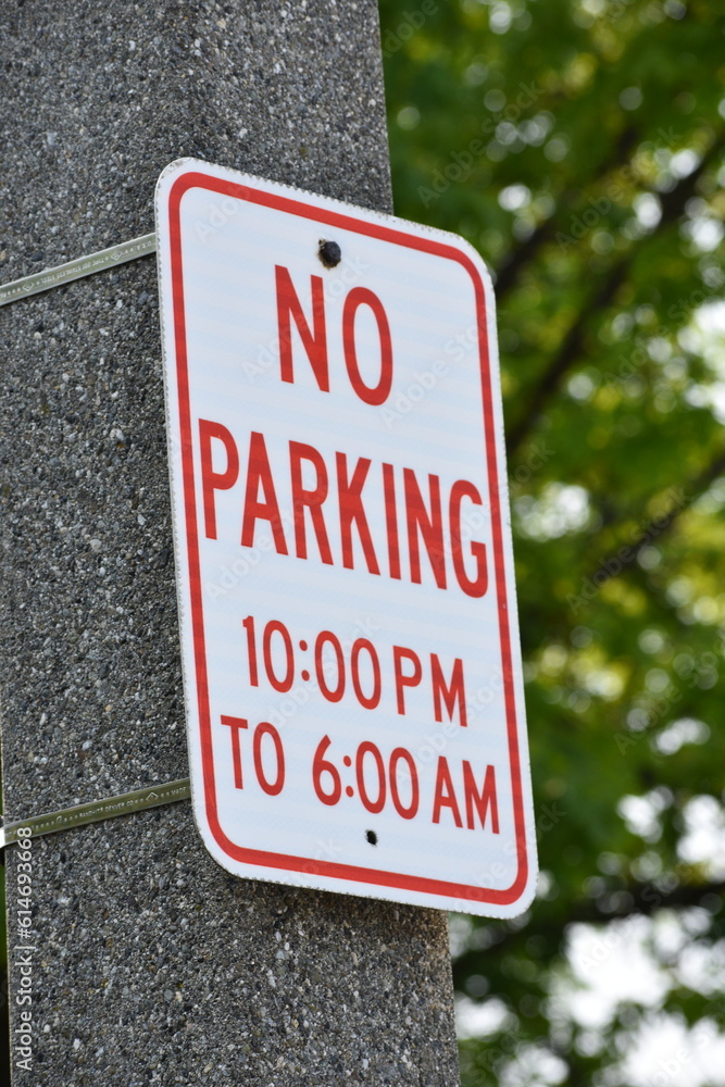 No Parking sign cautioning drivers from parking their cars between 10:00 PM to 6:00 AM No Parking sign cautioning drivers from parking their cars between 10:00 PM to 6:00 AM