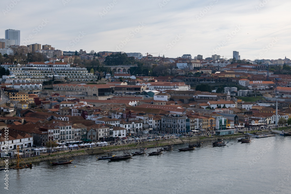 Explora la esencia de Oporto: sus callejones empedrados, icónicos puentes y emblemáticos azulejos. Una ciudad que te robará el corazón.	
