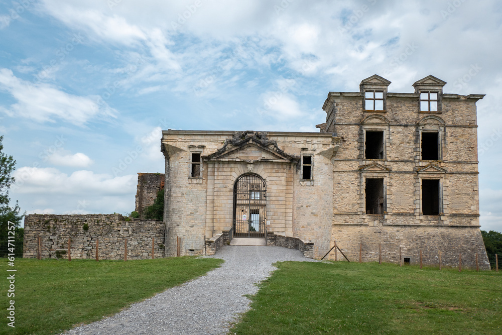 Fachada frontal das ruínas do castelo de Gramont em Bidache no alto de um morro no País Basco, França