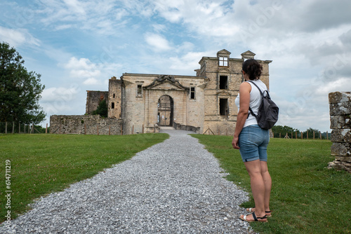 Obraz na płótnie Mulher turista a apreciar o castelo de Gramont em Bidache no País Basco, França