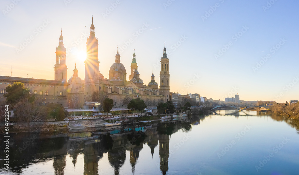 Obraz premium Panoramic view of the Cathedral of Pilar from the stone bridge