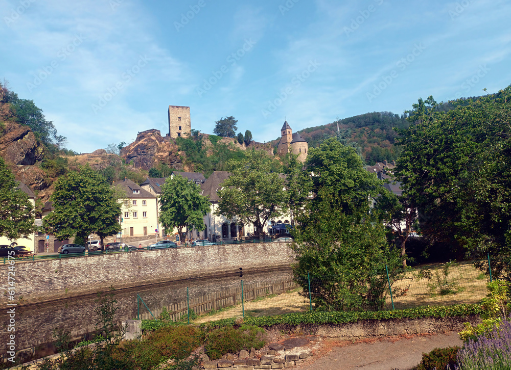 Fototapeta premium Burgruine von Esch an der Sauer (Esch-sur-Sure) im Kanton Wiltz in Luxemburg, ein bei Touristen in Luxemburg beliebter romantischer kleiner Ort in den Luxemburger Ardennen.