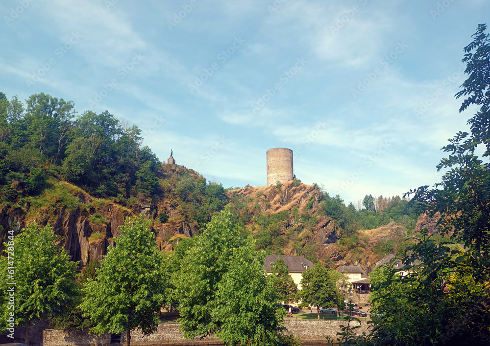Alter Wehrturm der Burgruine von Esch an der Sauer (Esch-sur-Sure) im Kanton Wiltz in Luxemburg, ein bei Touristen in Luxemburg beliebter romantischer kleiner Ort in den Luxemburger Ardennen. Alter Wehrturm der Burgruine von Esch an der Sauer (Esch-sur-Sure) im Kanton Wiltz in Luxemburg, ein bei Touristen in Luxemburg beliebter romantischer kleiner Ort in den Luxemburger Ardennen.