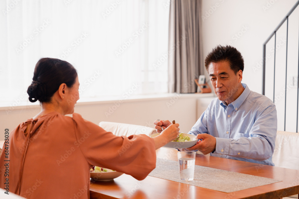 夫婦で食事を楽しむ高齢カップル 夫婦で食事を楽しむ高齢カップル