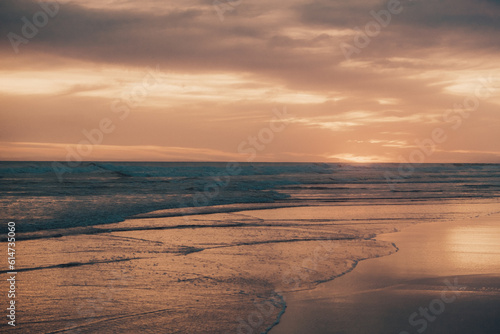 Paisaje de atardecer dorado en la playa