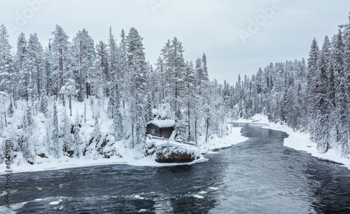 Fotografia Winter in Finland; landscape in Oulanka National Park with the Kitkajoki river a