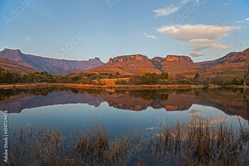 Scenic reflections in a Drakensberg lake 15538