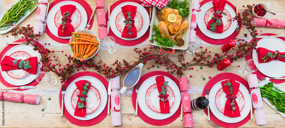 Obraz premium Overhead view of placesettings and food on Christmas dinner table