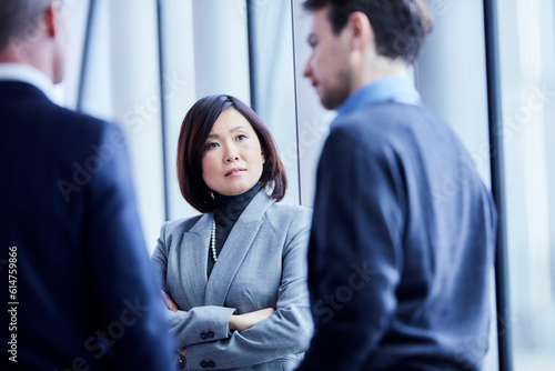 Εκτύπωση καμβά Attentive serious businesswoman listening to businessman