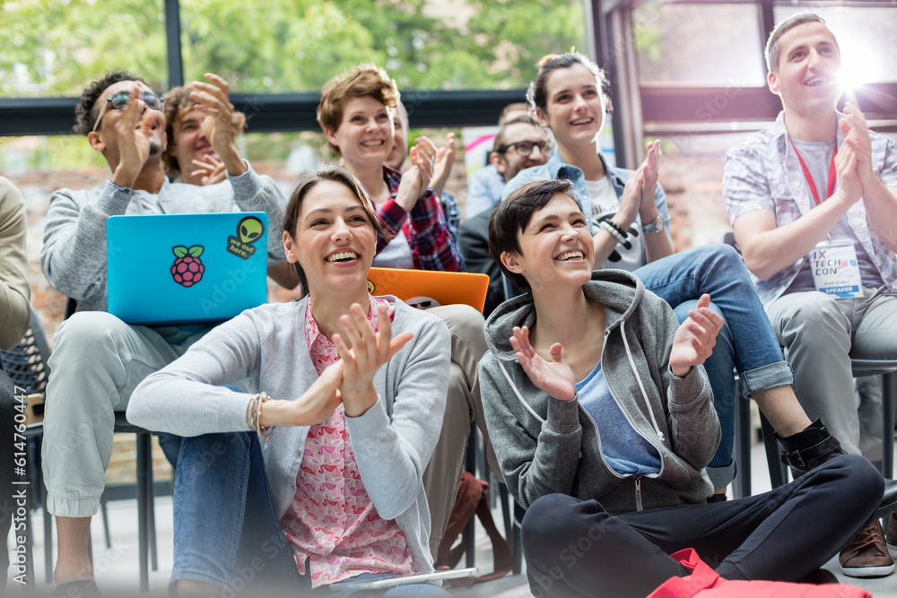 Obraz premium Smiling audience clapping at technology conference