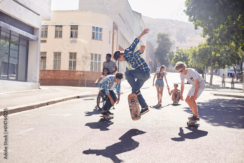 Canvas Print Teenage friends skateboarding on sunny urban street