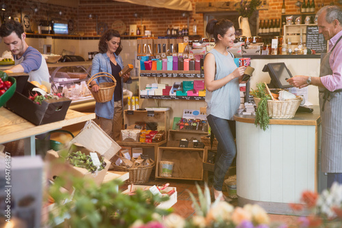 Foto Woman at grocery store checkout