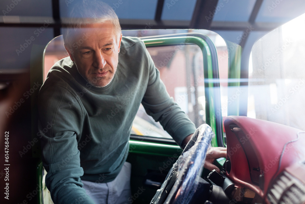 Obraz premium Mechanic examining car interior