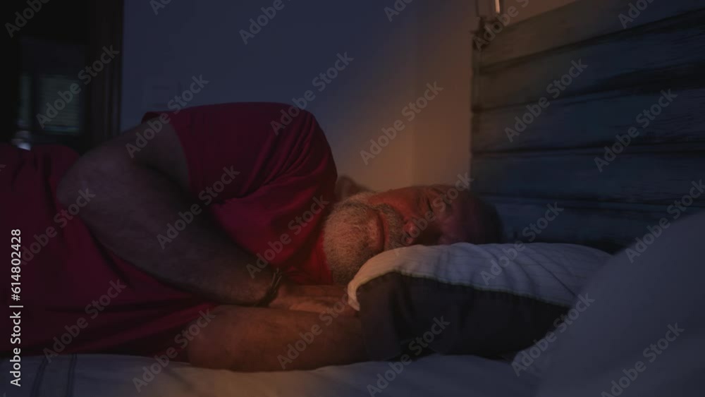 Hombre duerme cómodo en su cama.