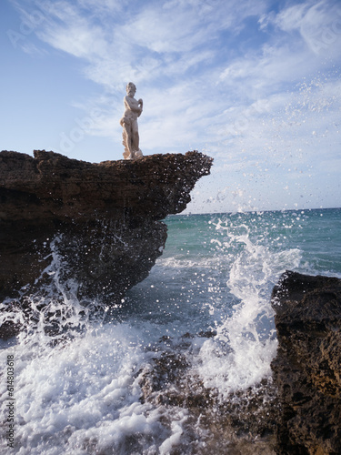 Obraz na płótnie statue on the rocks w salonie