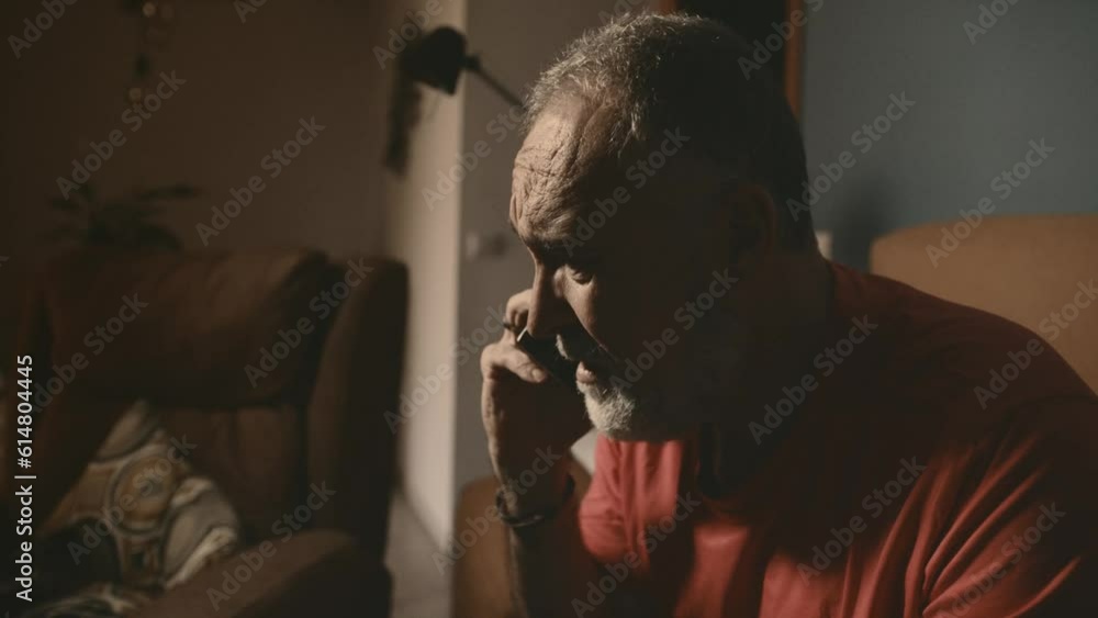 hombre mayor llorando