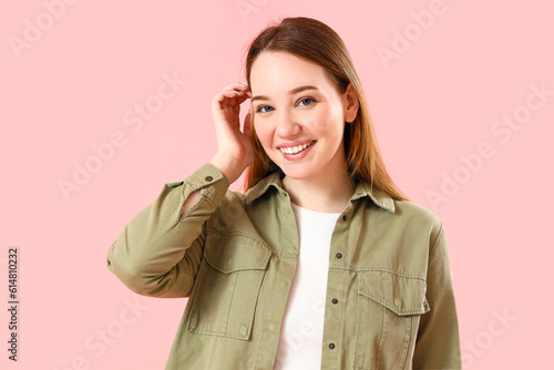 Beautiful young woman on pi...