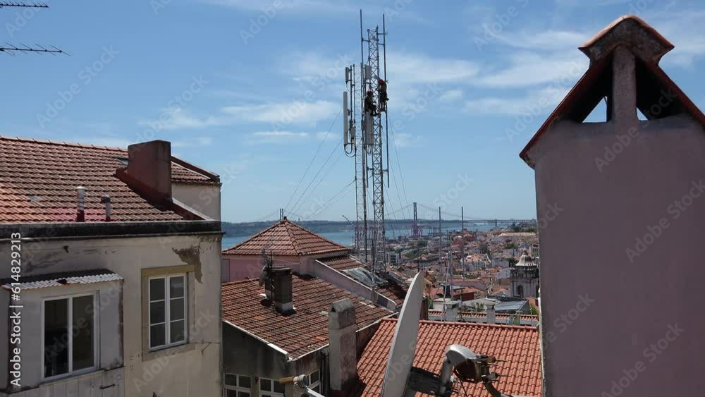 Vidéo Stock Antenna Workers Tower Risky Job Building Tops City Skyline