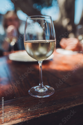 Leckerer Weißwein in mediterraner Atmosphäre