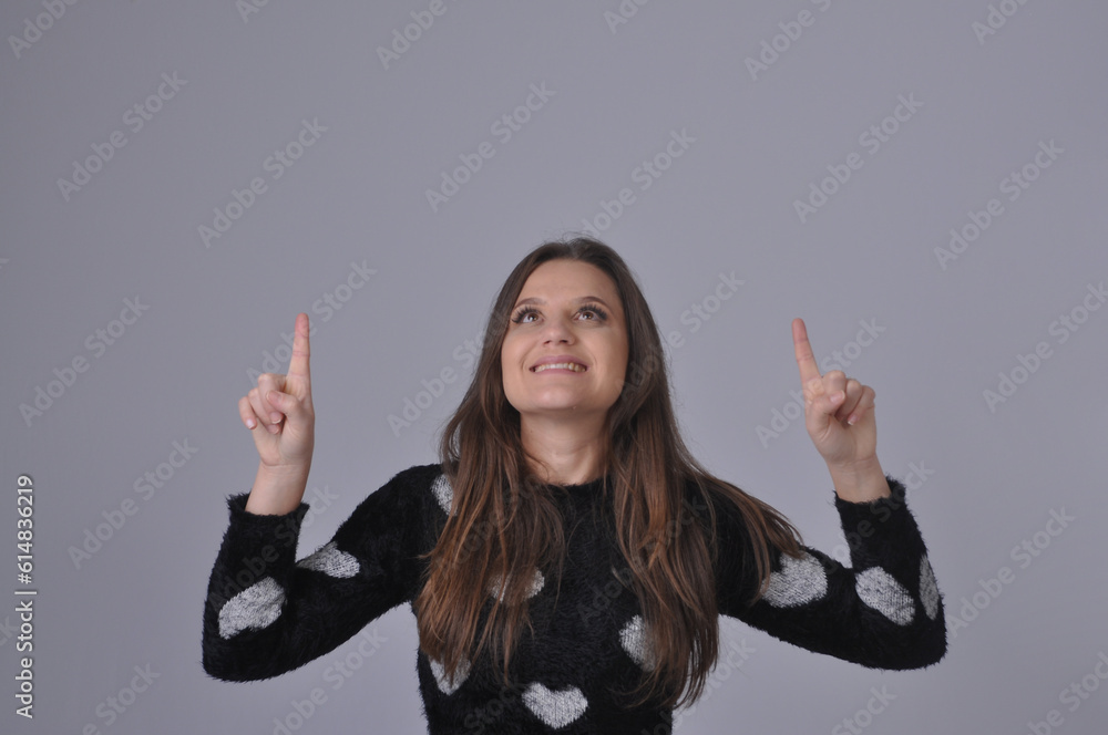 beldade da moda com roupa de estampa de corações, mulher feliz apontando para anúncio ou promoção, dia dos namorados, dia das mães ou dia da mulher beldade da moda com roupa de estampa de corações, mulher feliz apontando para anúncio ou promoção, dia dos namorados, dia das mães ou dia da mulher