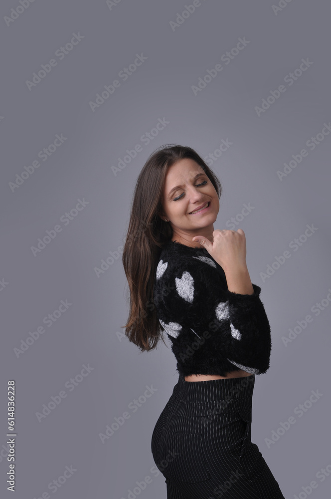 beldade da moda com roupa de estampa de corações, mulher feliz apontando para anúncio ou promoção, dia dos namorados, dia das mães ou dia da mulher beldade da moda com roupa de estampa de corações, mulher feliz apontando para anúncio ou promoção, dia dos namorados, dia das mães ou dia da mulher