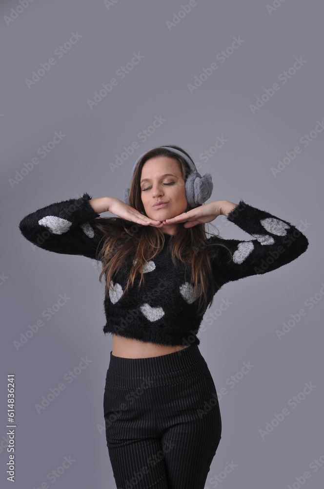 bela mulher com fones de ouvido entusiasmada e feliz bela mulher com fones de ouvido entusiasmada e feliz