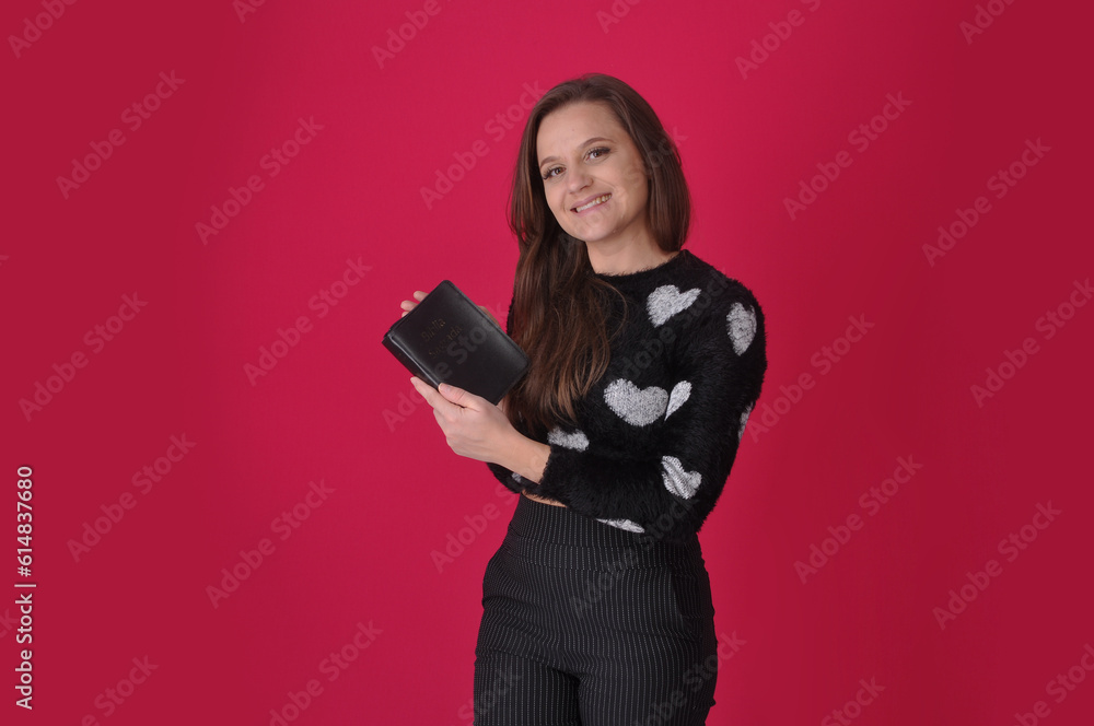 mulher cristã segurando biblía sagrada nas mãos mulher cristã segurando biblía sagrada nas mãos