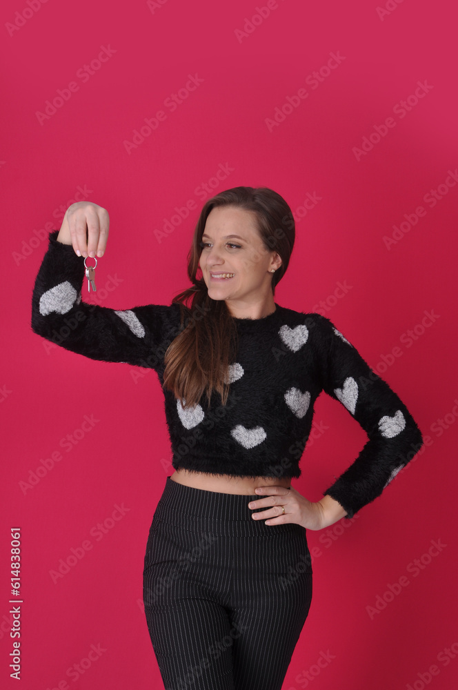 beldade sorridente com chaves da casa nas mãos, conquista da casa própria beldade sorridente com chaves da casa nas mãos, conquista da casa própria