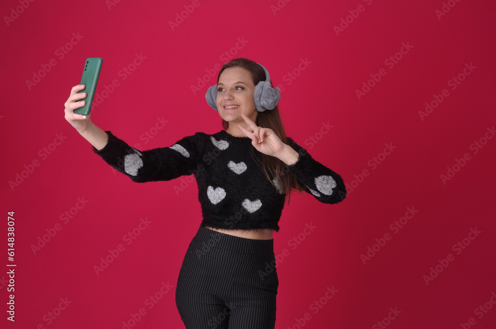 mulher feliz fazendo foto própria com celular mulher feliz fazendo foto própria com celular