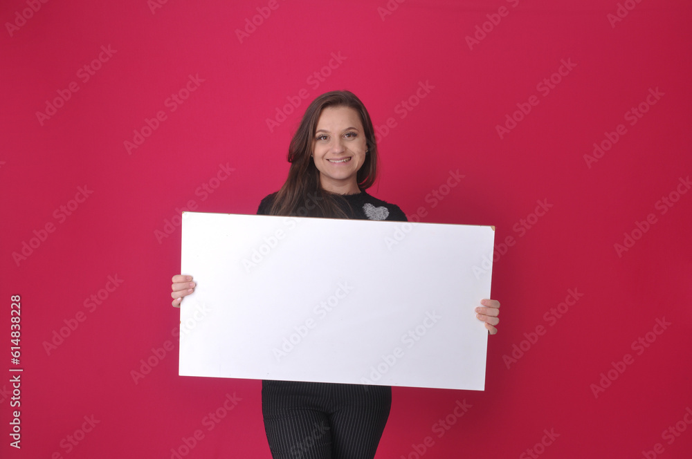 mulher de negócios feliz segurando cartaz em branco com espaço para texto de anúncio e promoção mulher de negócios feliz segurando cartaz em branco com espaço para texto de anúncio e promoção