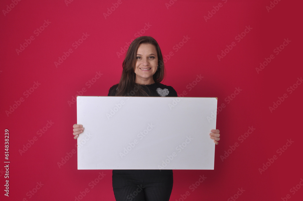 mulher de negócios feliz segurando cartaz em branco com espaço para texto de anúncio e promoção mulher de negócios feliz segurando cartaz em branco com espaço para texto de anúncio e promoção