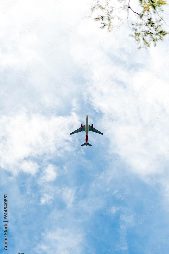 Avión en el cielo azul con nubes desde abajo, avión de pasajeros de alto vuelo. Avión en el cielo azul con nubes desde abajo, avión de pasajeros de alto vuelo.