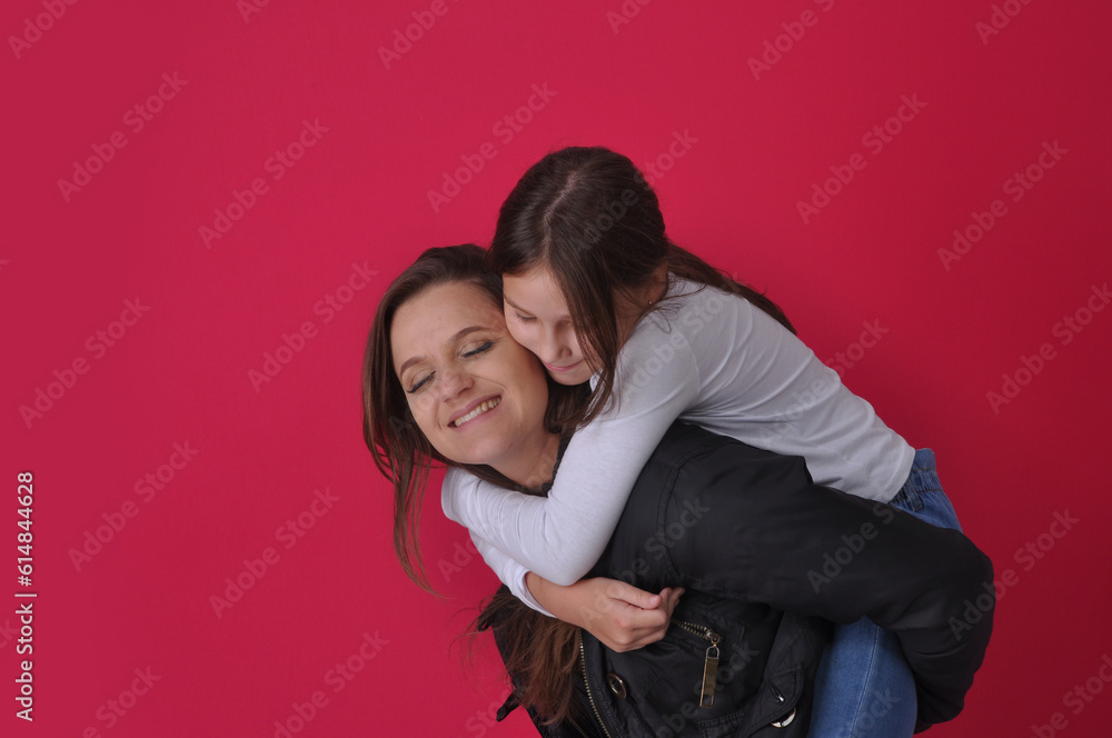 amor lindo mãe e filha juntas se divertindo em fundo rosa, feliz dia das mães amor lindo mãe e filha juntas se divertindo em fundo rosa, feliz dia das mães