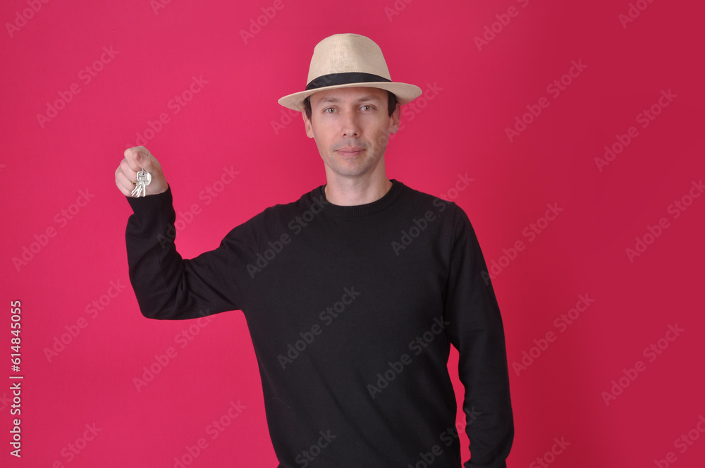 homem de negócios imobiliarios segurando chaves nas mãos, corretor de imóveis feliz em fundo rosa homem de negócios imobiliarios segurando chaves nas mãos, corretor de imóveis feliz em fundo rosa