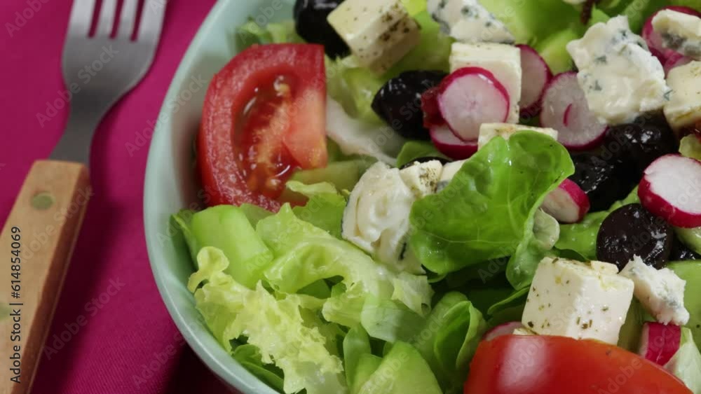 assiette de salade composée au fromage feta, en gros plan assiette de salade composée au fromage feta, en gros plan