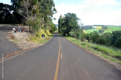 estrada longa de asfalto em area rural 