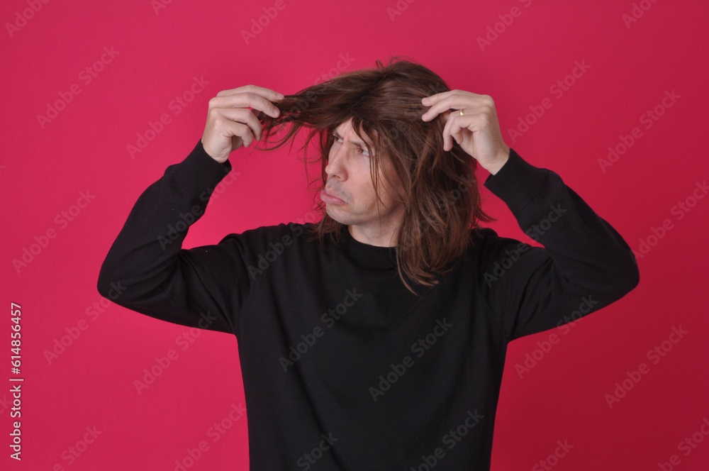 homem frustado com cabelo arrepiado ruim em péssimo estado homem frustado com cabelo arrepiado ruim em péssimo estado
