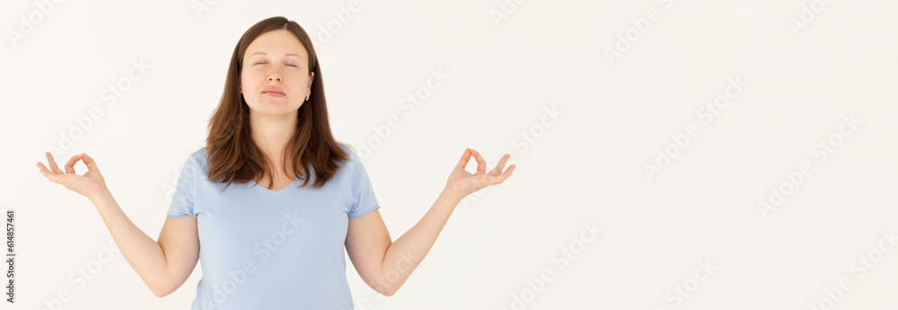 Foto De Mindful Caucasian Pregnant Woman Meditates Indoor Keeps Hands In Mudra Gesture Has