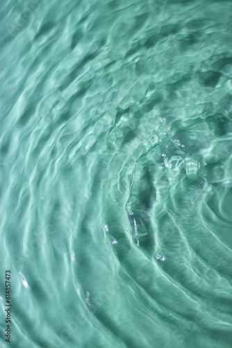 Agua en movimiento con ondas