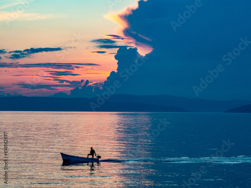 Fischerboot im Sonnenuntergang am Meer © focus finder