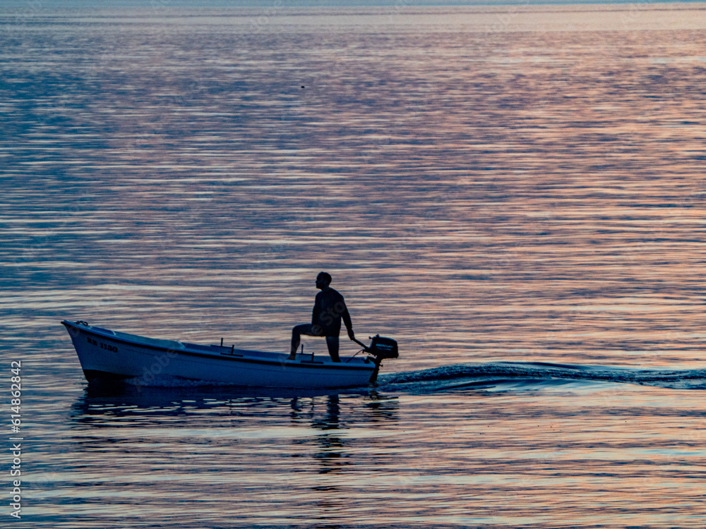 Fischerboot im Sonnenuntergang am Meer