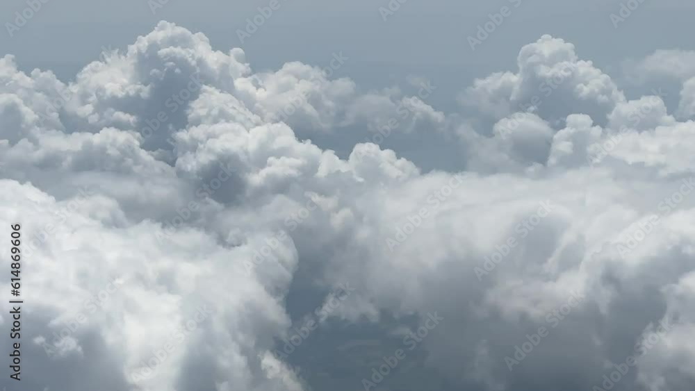 Flug durch Wolkenhimmel