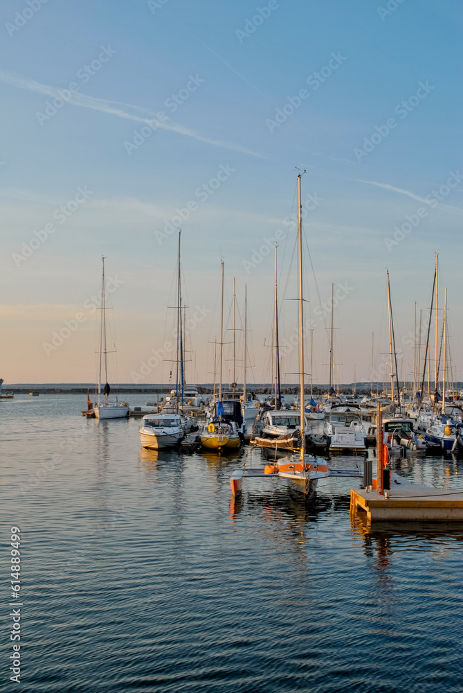 Obraz premium Boats in the marina at sunset