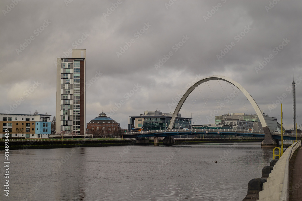 Obraz premium Panorama of the city of Glasgow with Clyde arc bridge spanning over Clyde river. Cloudy weather and cold feeling.